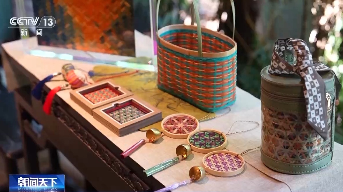 品制造机” 让千年文化传承触手可及CQ9电子平台网站非遗技艺变身“潮(图3) 品制造机” 让千年文化传承触手可及CQ9电子平台网站非遗技艺变身“潮(图3)